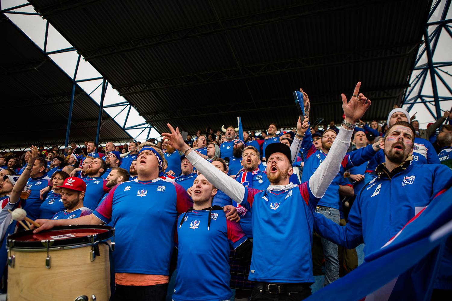 Stuðningsmenna íslenska landsliðsins syngja í stúkunni